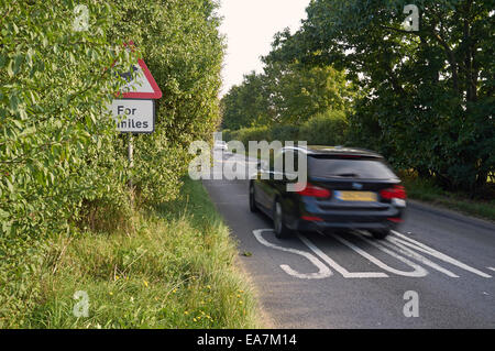 Parzialmente nascosto il traffico stradale firmare i driver di avvertimento del Cervo sulla strada per circa 2 miglia, Sutton, Suffolk, Regno Unito. Foto Stock