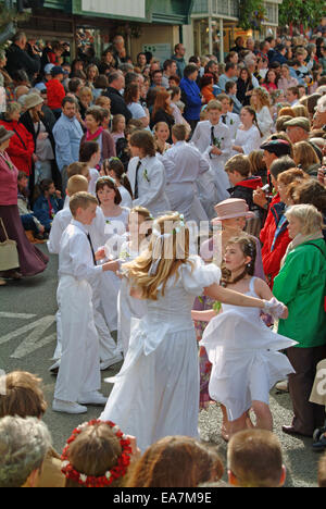 La danza dei bambini down Maneage Street per la Guildhall sulla flora giorno in Helston Kerrier West Cornwall South West England Regno Unito Foto Stock