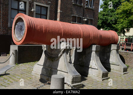 Il cannone rosso Dulle Griet, Mad Meg, bombardamento medievale cannone, Grootkannonplein, Gand, Fiandre, in Belgio, Europa Foto Stock