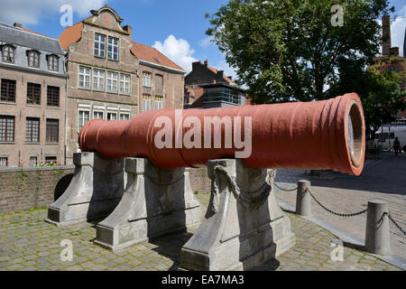 Il cannone rosso Dulle Griet, Mad Meg, bombardamento medievale cannone, Grootkannonplein, Gand, Fiandre, in Belgio, Europa Foto Stock