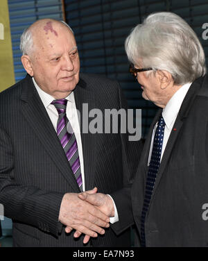 Berlino, Germania. 08 Nov, 2014. Ex leader sovietico Mikhail Gorbaciov (L) ed ex ministro degli esteri francese Roland Dumas agitare le mani alla "nuova politica Forum' simposio presso l'Allianz Forum di Berlino, Germania, 08 novembre 2014. La manifestazione si svolge durante il venticinquesimo anniversario della caduta del muro di Berlino. Foto: Jens Kalaene/dpa/Alamy Live News Foto Stock