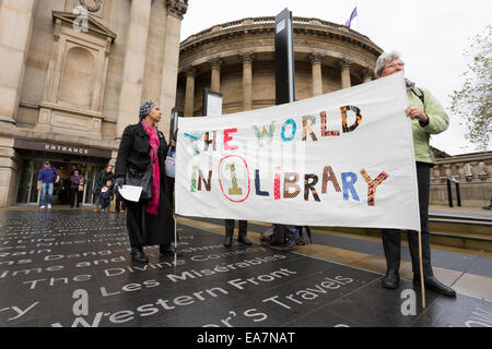 Liverpool, Regno Unito. 8 Novembre, 2014. Un rally ha avuto luogo al di fuori di Liverpool ha recentemente ristrutturato la Biblioteca Centrale di sabato, 8 novembre 2014 come il consiglio della città ha intenzione di chiudere 11 di 19 librerie in città. Il consiglio della città di dire che un potenziale di £ 2,5 milioni di euro potrebbero essere risparmiati dalle chiusure. Credito: Christopher Middleton/Alamy Live News Foto Stock