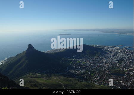 Vista sulla Città del Capo verso Robben Island da Montagna della Tavola Foto Stock