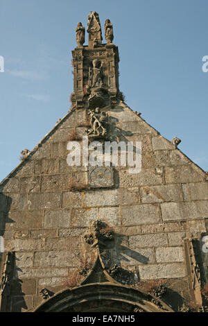 Lampaul-Guimiliau chiesa vicino chiostro (Breton: Lambaol-Gwimilio) dipartimento di Finistère Bretagna Francia Foto Stock