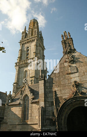 Lampaul-Guimiliau chiesa vicino chiostro (Breton: Lambaol-Gwimilio) dipartimento di Finistère Bretagna Francia Foto Stock