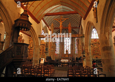 Lampaul-Guimiliau chiesa vicino chiostro (Breton: Lambaol-Gwimilio) dipartimento di Finistère Bretagna Francia Foto Stock