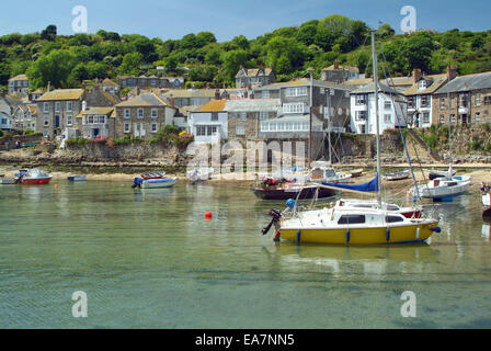 Mousehole harbour con la marea mezza in Penwith West Cornwall South West England Regno Unito Foto Stock