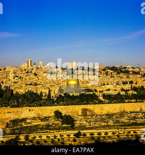 Città vecchia skyline con le mura della città di sunrise Gerusalemme Israele Foto Stock