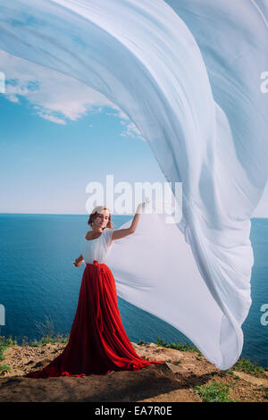 Bellissima Ragazza con tessuto bianco su sfondo del mare Foto Stock