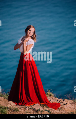 Bella ragazza vestita di bianco e il vestito rosso Foto Stock