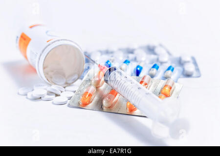 Siringa con le fiale di vetro e farmaci pillole farmaco Foto Stock