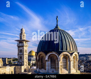 Ecce Homo della basilica con cupola Bab Al-Ghawanima minareto e Cupola della roccia di Gerusalemme Israele Foto Stock
