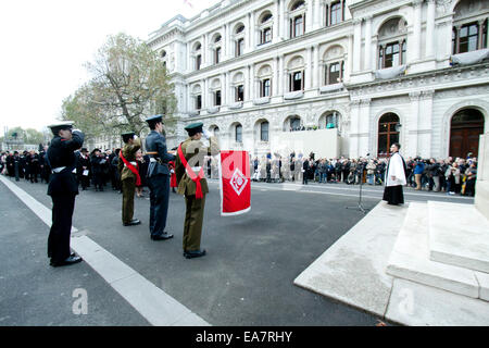 Westminster London,UK. 8 novembre 2014. La Southern Montanari Pifferi e Tamburi eseguita durante una ghirlanda di cerimonia di posa e di preghiera per onorare le vedove di guerra presso il cenotafio in Whitehall London Credit: amer ghazzal/Alamy Live News Foto Stock