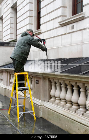 Westminster London,UK. 8 novembre 2014. Pulitori da Westminster consiglio utilizzare tubi flessibili di alimentazione per pulire la parte degli edifici del governo davanti a ricordo domenica Credito: amer ghazzal/Alamy Live News Foto Stock