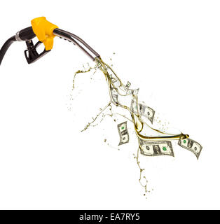 Concetto di banconote di dollari e schizzi di benzina fuori della pistola, isolati su sfondo bianco Foto Stock