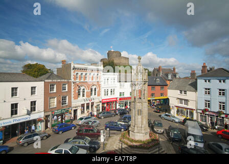 Guardando verso il basso sulla Launceston Piazza con vista di Launceston Castle North Cornwall South West England Regno Unito Foto Stock