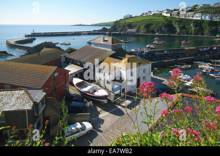 Guardando in giù al Porto di Mevagissey ad alta marea su una calma estati soleggiate mattina Restormel Mid Cornwall South West England Regno Unito Foto Stock