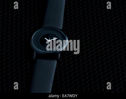 Orologio da polso su sfondo scuro Foto Stock