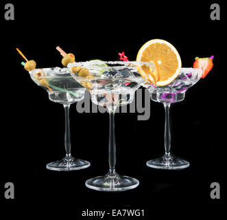 Bicchieri di alcol cocktail isolati su sfondo nero Foto Stock