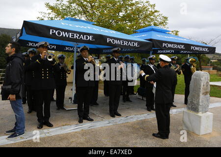 Atene, Grecia. 8 novembre 2014. Una banda militare gioca alla cerimonia di apertura della trentaduesima maratona di Atene. La maratona di fiamma del xxxii maratona di Atene è stata accesa nel luogo di inizio della Maratona nella maratona. La fiamma si bruciano per tutta la marathon weekend. Un numero record di 13.000 corridori della maratona è registrato per questo anno la gara. Credito: Michael Debets/Alamy Live News Foto Stock