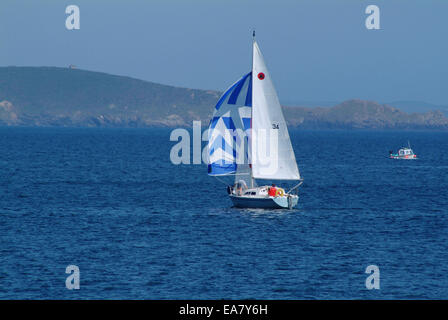 Yacht a vela stregata in Mounts Bay Penzance Penwith West Cornwall South West England Regno Unito Foto Stock