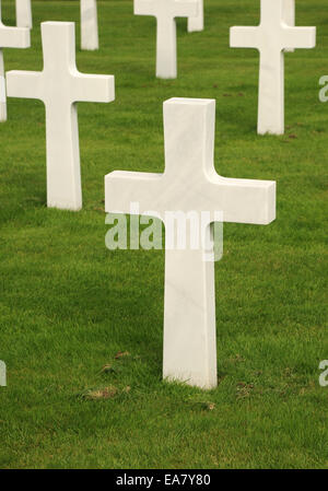 Marmo bianco attraversa presso la American cimitero militare. Cambridge. In Inghilterra. Il cimitero solo nel Regno Unito per i soldati americani Foto Stock