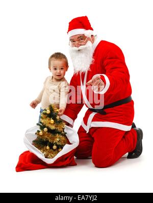 Senior uomo che indossa Santa Claus uniforme; portando l'attenzione di un bambino Foto Stock