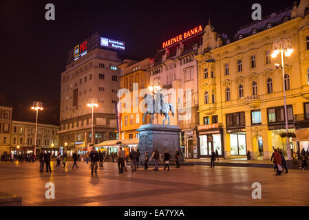 Jelacic Square di notte, Trg Bana Josipa Jelacica, Zagabria, Croazia Foto Stock