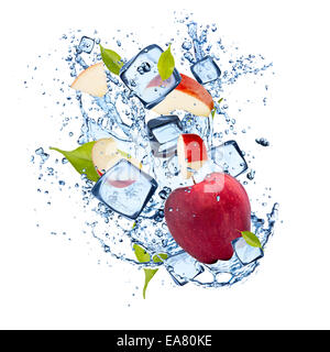 Ice red apple in acqua schizza isolati su sfondo bianco Foto Stock