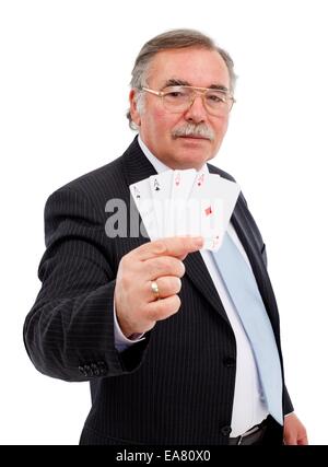 Senior uomo con carte da gioco, che mostra tutti i trionfi, i quattro assi Foto Stock