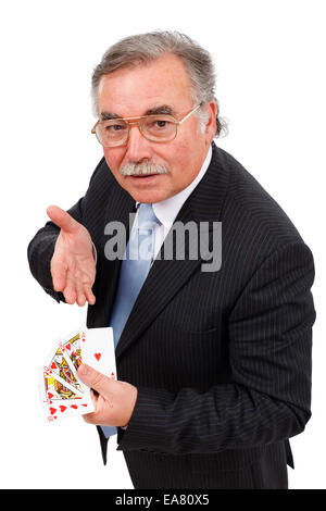 Senior uomo con carte da gioco e mostra royal flush Foto Stock