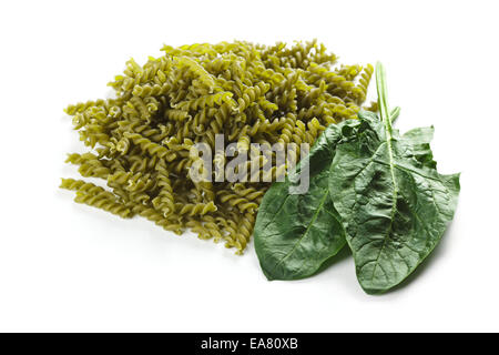 Mazzetto di naturalmente colorati pasta verde con spinaci Foto Stock