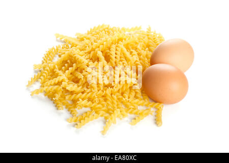 Mazzetto di naturalmente colorato di giallo pasta con uova Foto Stock