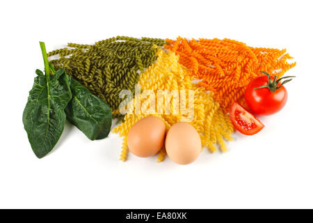 Mazzetto di naturalmente colorati pasta con spinaci, uova e pomodoro Foto Stock