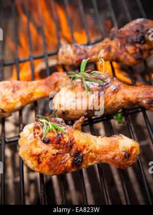 Pollo alla griglia gambe sul fuoco Foto Stock