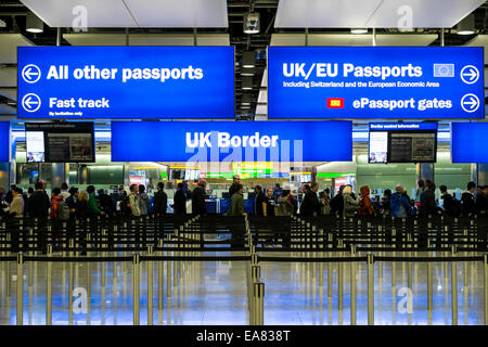 Immigrazione e il controllo dei passaporti, il morsetto 2, l'aeroporto di Heathrow, London, Regno Unito Foto Stock