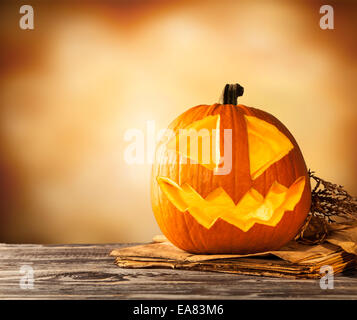 Il male della zucca di Halloween su legno con spazio libero per il testo Foto Stock