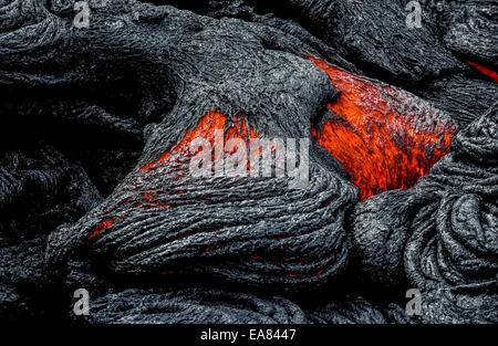 Di lava fusa rock che si illumina dalla sua estrema flussi di calore da un'eruzione negli anni ottanta del vulcano Kilauea nelle Hawaii, Stati Uniti d'America. Foto Stock