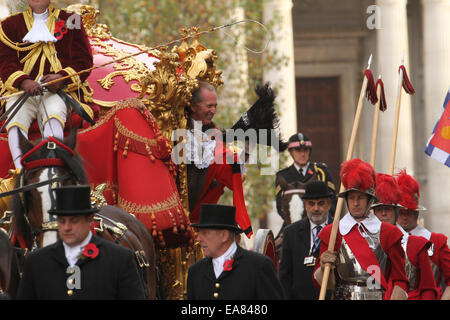 ​London, UK. 8 Novembre, 2014. Londra Lord Mayor Alan Yarrow onde per il pubblico dal suo carro d'oro. La manifestazione è stata costante attraverso il London's 799 anni history​. Il signore sindaco di mostrare risale al 1215, quando il re Giovanni concessa una carta per consentire ai cittadini di Londra per eleggere il proprio sindaco. Credito: David mbiyu/Alamy Live News Foto Stock