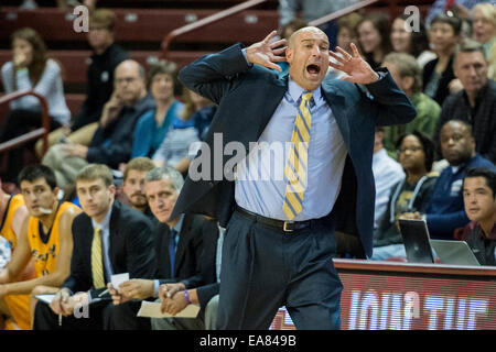 Charleston, Sc, STATI UNITI D'AMERICA. 8 Novembre, 2014. Testa di Emory Jason Zimmerman durante il NCAA pallacanestro tra Emory University e il College of Charleston a TD Arena il 8 novembre 2014 a Charleston, Carolina del Sud.College of Charleston sconfigge Emory 78-68. Credito: Cal Sport Media/Alamy Live News Foto Stock