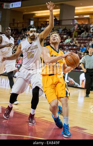 Charleston, Sc, STATI UNITI D'AMERICA. 8 Novembre, 2014. Emory F sarà Trawick (21) durante il NCAA pallacanestro tra Emory University e il College of Charleston a TD Arena il 8 novembre 2014 a Charleston, Carolina del Sud.College of Charleston sconfigge Emory 78-68. Credito: Cal Sport Media/Alamy Live News Foto Stock