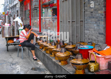 Preparare le pentole al di fuori di un ristorante Hot-Pot. Liangshidian Jie. Pechino. Cina Foto Stock