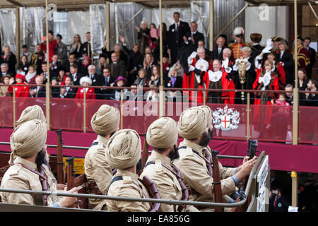 8 novembre 2014, signore sindaco di mostrare, City of London, Londra, Regno Unito. I membri del XV Sikh Reggimento Ludhiana prendere parte alla processione. Il Sindaco al Salone è la più antica processione civile in tutto il mondo, che celebra l'inizio di un periodo di un anno per il nuovo sindaco della città di Londra. Foto Stock