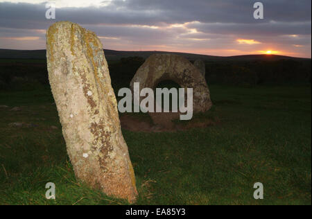 Gli uomini un Tol Neolitico pietre permanente al tramonto Bosullow vicino a Penwith Morvah West Cornwall South West England Regno Unito Foto Stock