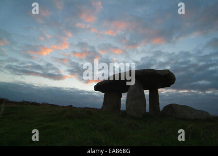 Lanyon Quoit Dolmen sepoltura camera al tramonto Madron Morvah vicino a Penzance Penwith West Cornwall South West England Regno Unito Foto Stock