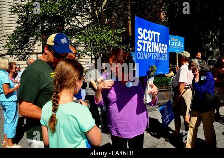 NYC: volontari per Scott Stringer, acceso per Comptroller della città di New York, di campagna per la sua elezione Foto Stock