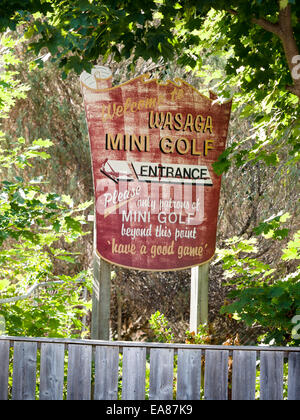 Weathered vecchio Mini Golf segno. Un segno sbiadito per Wasaga mini golf entrata. Wasaga Beach, Ontario, Canada Foto Stock
