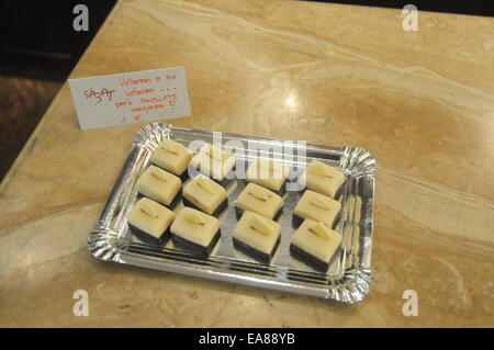 La Catalogna di consultazione per l'indipendenza (Sant Cugat, Barcellona, nov. 8 2014) una tradizione di Halloween in Catalogna è di mangiare "Panellets" (piccole torte fatte principalmente di marzapane). Panellets voto Foto Stock