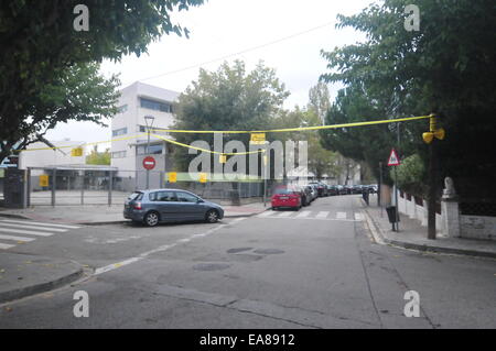 La Catalogna di consultazione per l'indipendenza (Sant Cugat, Barcellona, nov. 8 2014)indicazione segni il punto in cui le persone hanno di voto Foto Stock