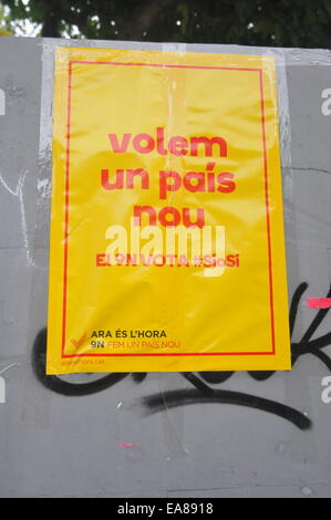 La Catalogna di consultazione per l'indipendenza (Sant Cugat, Barcellona, nov. 8 2014) cartello ' Vogliamo un nuovo paese, su Nov.9th votazione #SioSI' Foto Stock